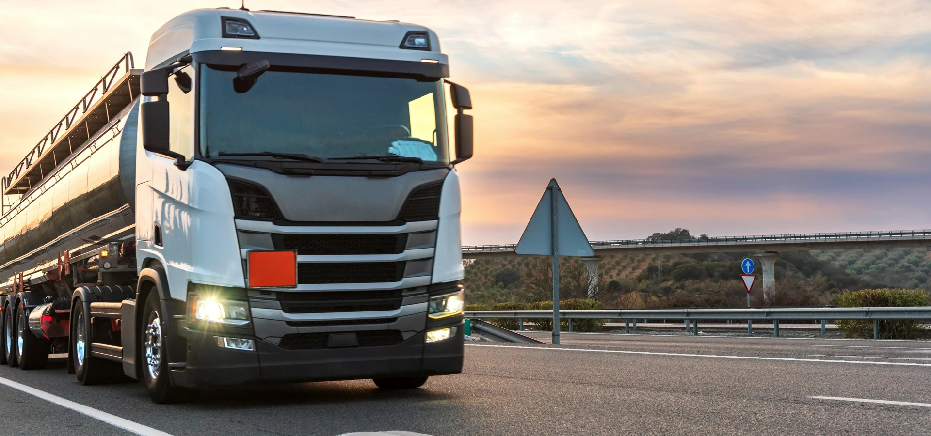 cyterna jadąca po drodze